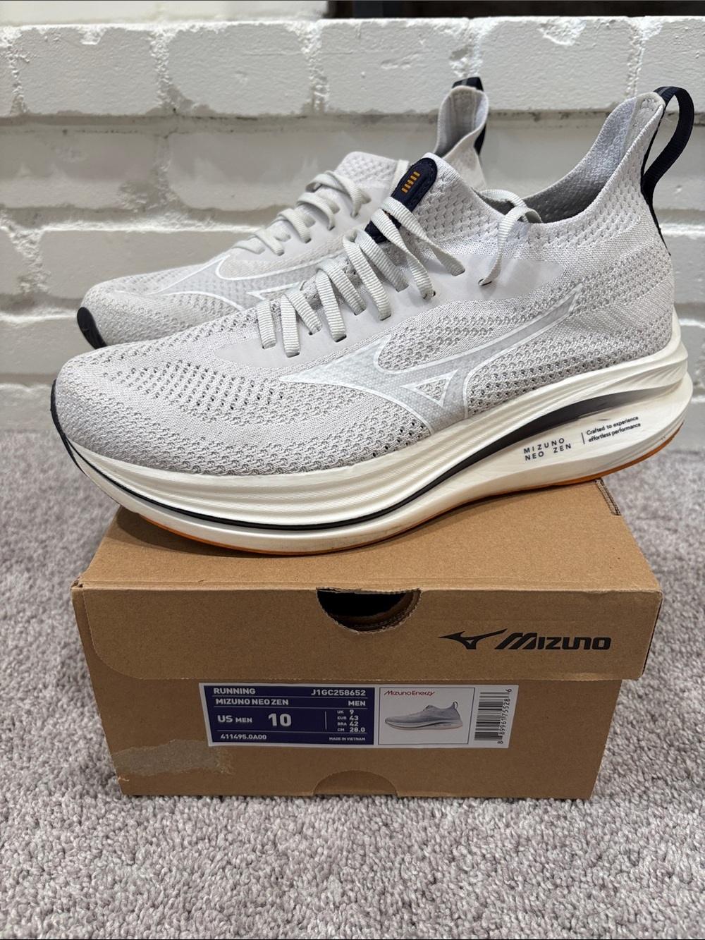 Mizuno Neo Zen Running Shoes in Light Gray with Navy Accents